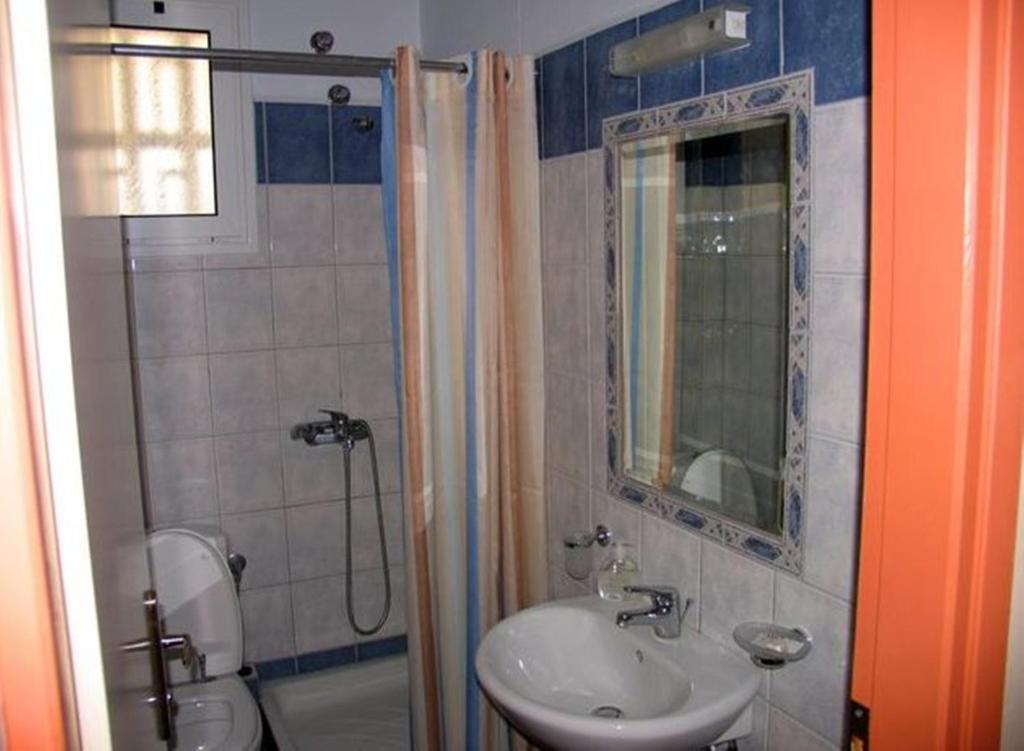 Apollon Hotel Tirós Екстериор снимка