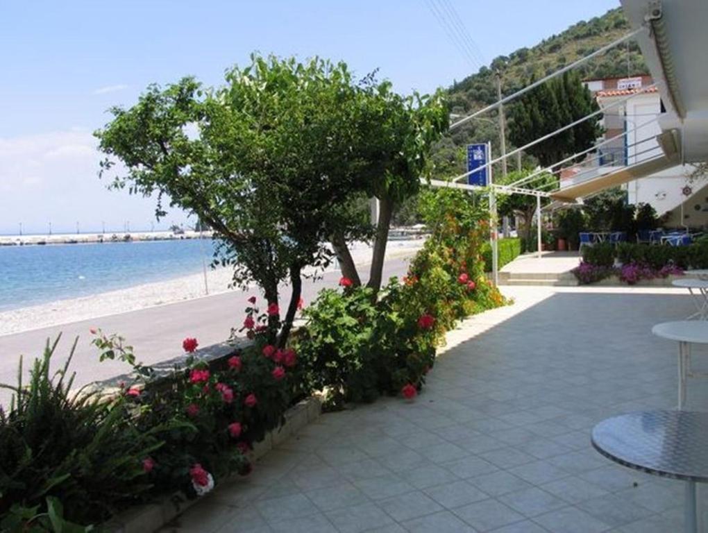 Apollon Hotel Tirós Екстериор снимка