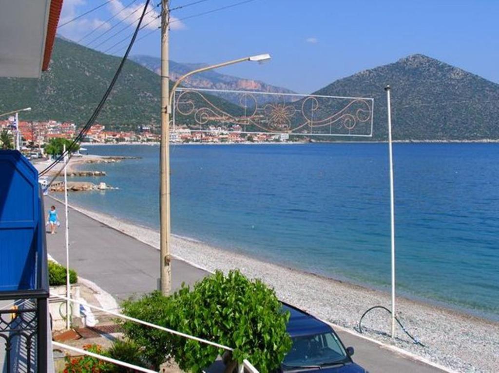 Apollon Hotel Tirós Екстериор снимка